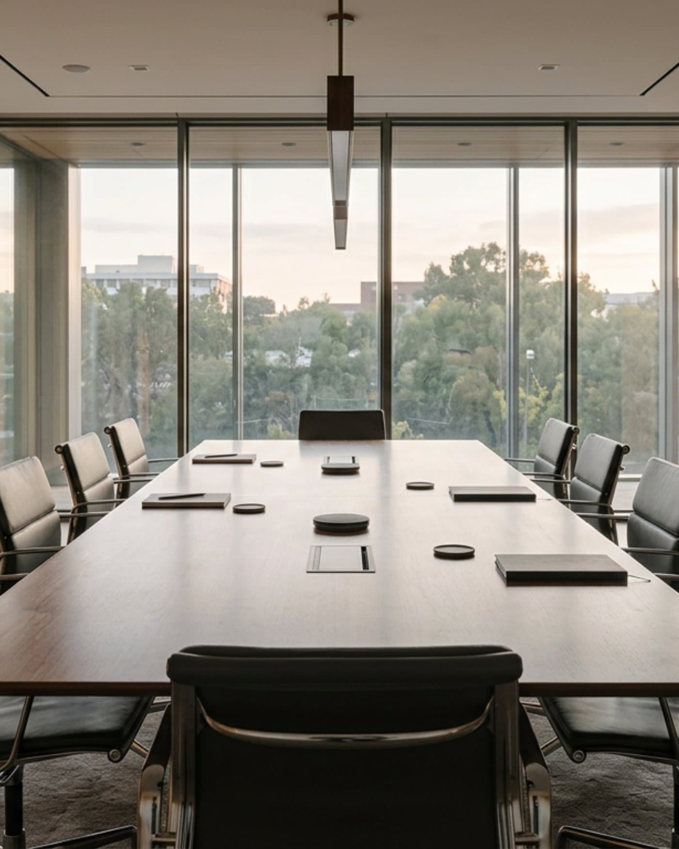 Sala de reuniones elegante con vista a la ciudad