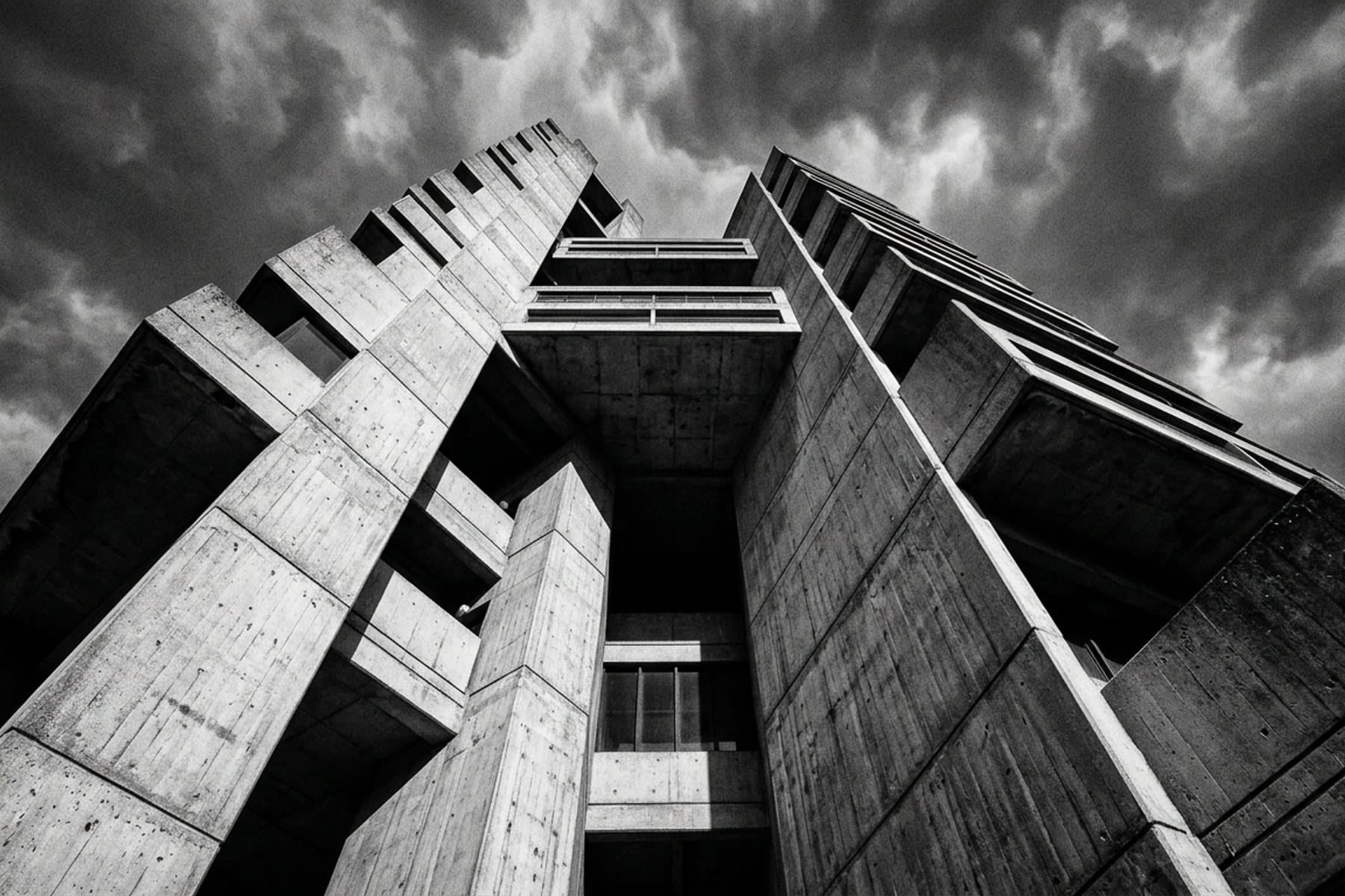 Fachada de hormigón visto de un edificio brutalista